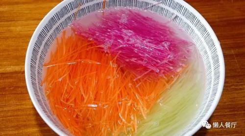 年夜饭的压轴菜，几样时蔬简单一切，用五花肉端上桌，看着就喜庆