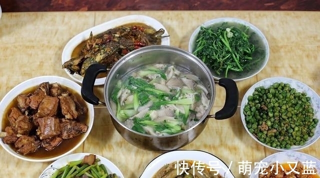 炒豌豆|6口人的晚餐，8道菜花费不到150元，网友：羡慕四线城市的生活