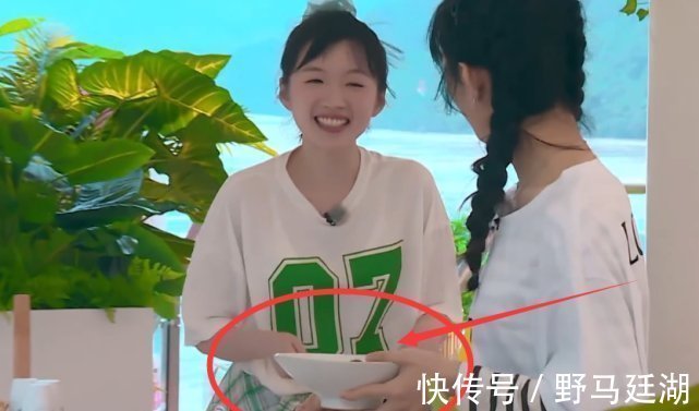 趙麗穎自己學(xué)習(xí)做冰沙,誰注意她手里用的碗這顧客還怎么敢來