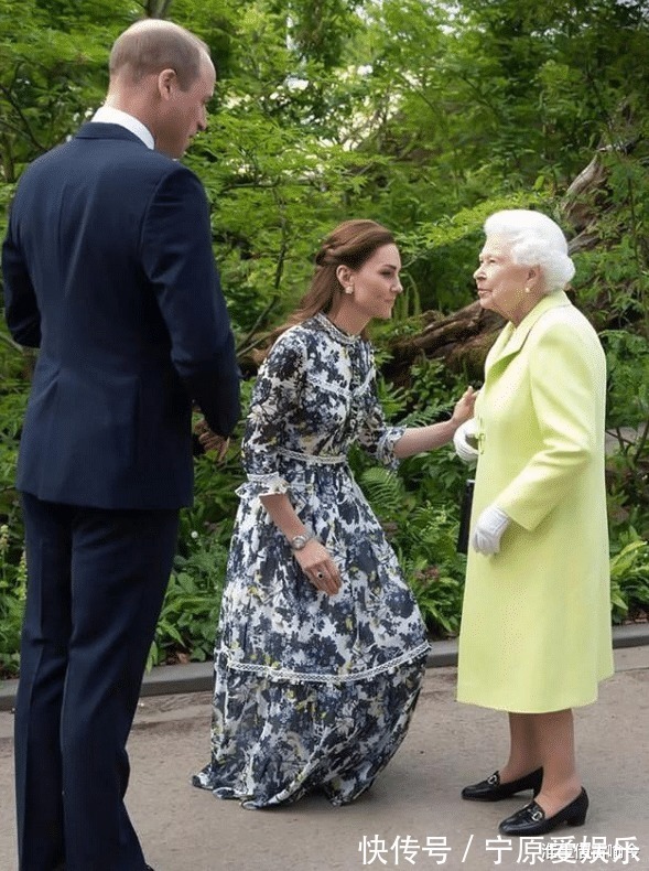 凯特 莱后和凯特同穿蓝色印花裙一个裙子太松垮显胖,另一个活泼娇媚