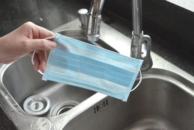 洗碗池上放个一次性口罩,这样用途太棒了,一年省下不少钱,实用