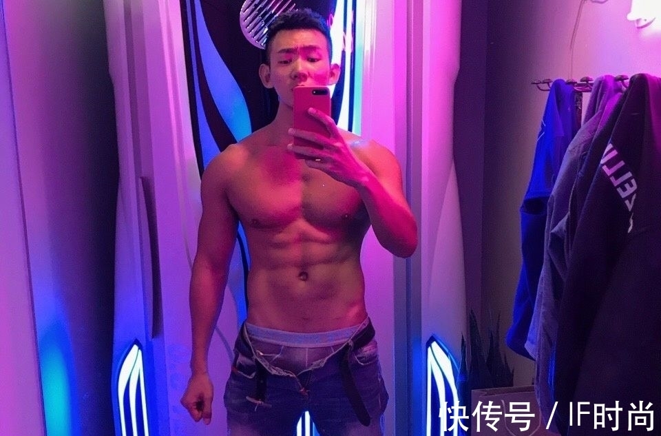 腹肌|颜值与身材俱佳的90后型男，结实的腹肌和胸肌让人心动！