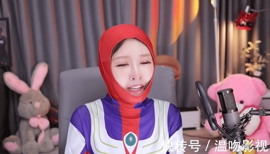 COS奧特曼被自己丑哭,林七七又穿上“麻袋”,一臉不情愿還過敏