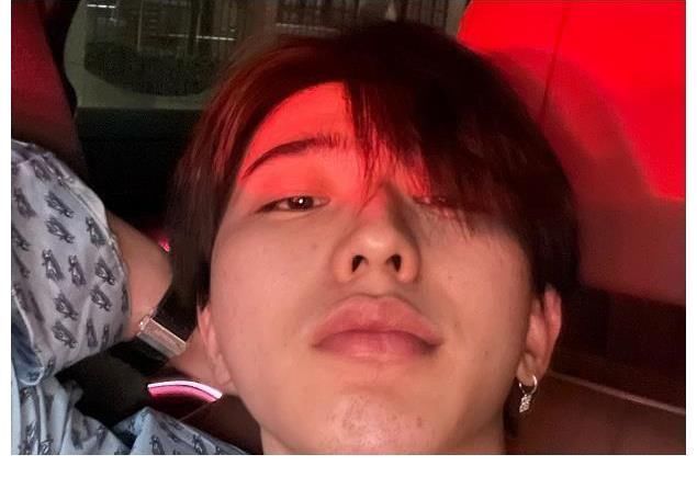 坤坤|跑男蔡徐坤再次封神，曬素顏胡子拉碴臉蠟黃，粉絲贈(zèng)愛(ài)稱(chēng)“俊渣”