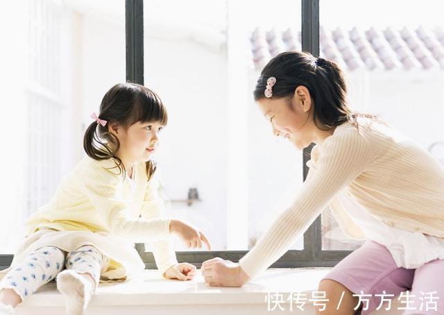 女儿|爸爸抱着女儿睡觉,旁边的儿子一脸无辜,儿子:我应该是失宠了