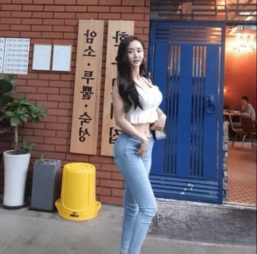 美女|年轻的紧身牛仔裤美女，穿出独特的味道，显得身材性感十足