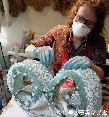 色彩#她是用玻璃雕塑“织毛衣”的第一人,这质感极其逼真!手太牛逼了