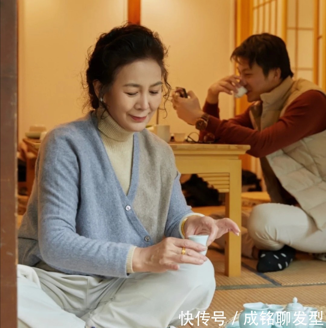 老少皆宜|60岁女人穿衣要避开“大妈感”,学学这位阿姨的穿搭,优雅又大气