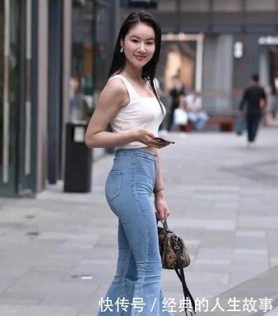 曲线感|微胖美女穿喇叭牛仔裤，曲线感越发明显