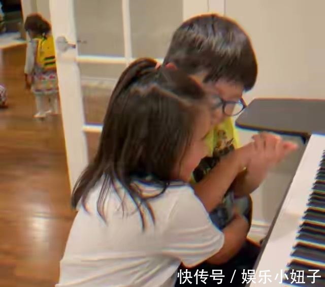 何洁|何洁晒照为儿子庆生,别墅豪宅曝光,前夫赫子铭连续三年送祝福!