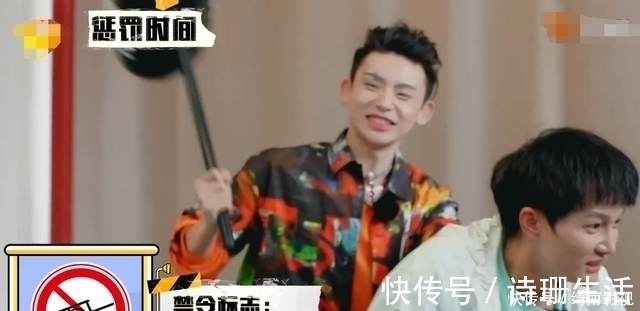 周深無(wú)法回答問(wèn)題，為了不受涼，他隨口說(shuō)了四個(gè)字