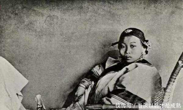 妇女|清朝老照片小脚妇女一脸呆滞,图2真实的清朝美女!