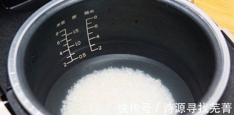 好吃|煮米饭不要只加水煮,记住“2放1窍门”,米饭软糯香甜,粒粒分明!