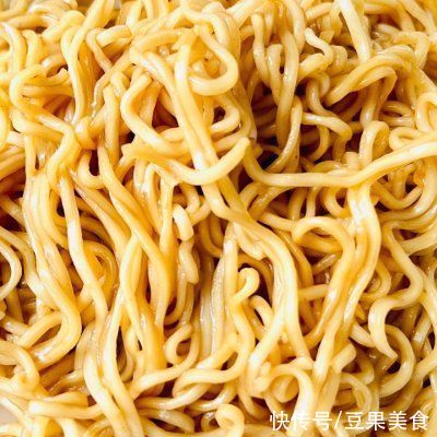 滋味|#不容错过的鲜美滋味#洋葱鸡肉拌面，秒杀葱油拌面