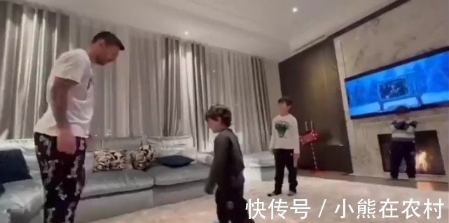 安妞|萌翻！梅西豪宅带仨娃踢球，麻袋凶狠铲飞西罗，招妹抹眼泪找妈妈