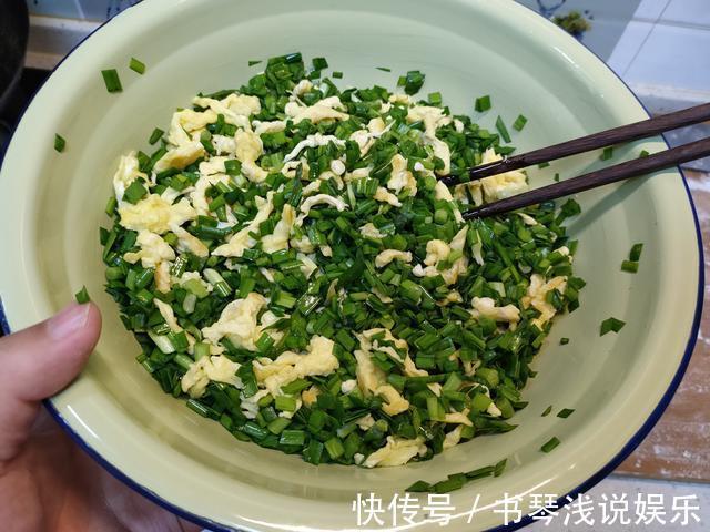 韭菜馅|做韭菜馅饺子，调料别乱放，只加“两味料”，馅料鲜香特好吃