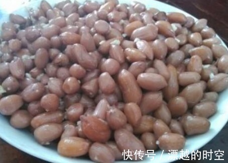 煮花生米时,不要只知道加水了,多加一点它,花生米更入味