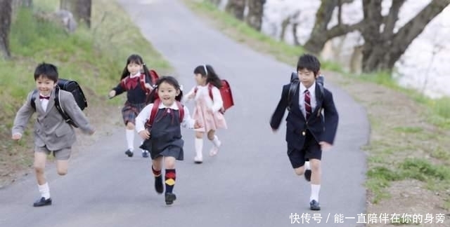 面目狰狞|爷爷给孙子“硬核刷脚”,小孙子全程面目狰狞,网友:足够酸爽