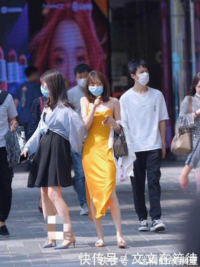 低胸|超级明亮的黄色低胸吊带裙,气场十足,真的很漂亮很酷