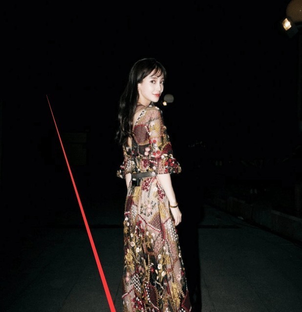 脱鞋 baby挑战“高跟拖鞋”,鞋子不顾脚后跟,走路只能靠驱!