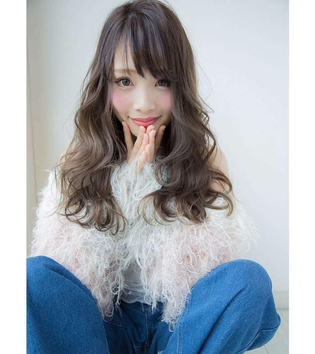 什么发型减龄又时尚?试试这三种柔卷发,简单随意又显皮肤白