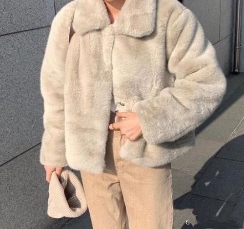 冬天穿衣别凑合，抗风御寒的毛绒单品要会选，时髦实用两不误