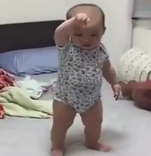 父母|宝宝想让妈妈陪自己睡觉,却无法用语言表达,接下来的动作好聪明