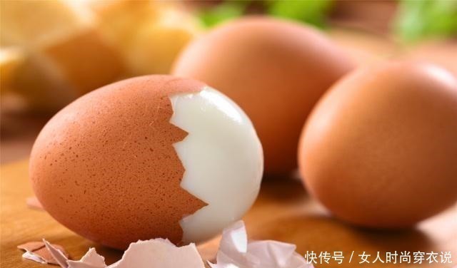 水煮蛋,懂的人从来不用冷水泡,记住一个小妙招,蛋壳一敲就脱落