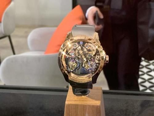 卡地亚出了“苹果手表”？积家腕表竟然有4个面！快来围观“钟表与奇迹”里的“魔都上新”丨晨看展