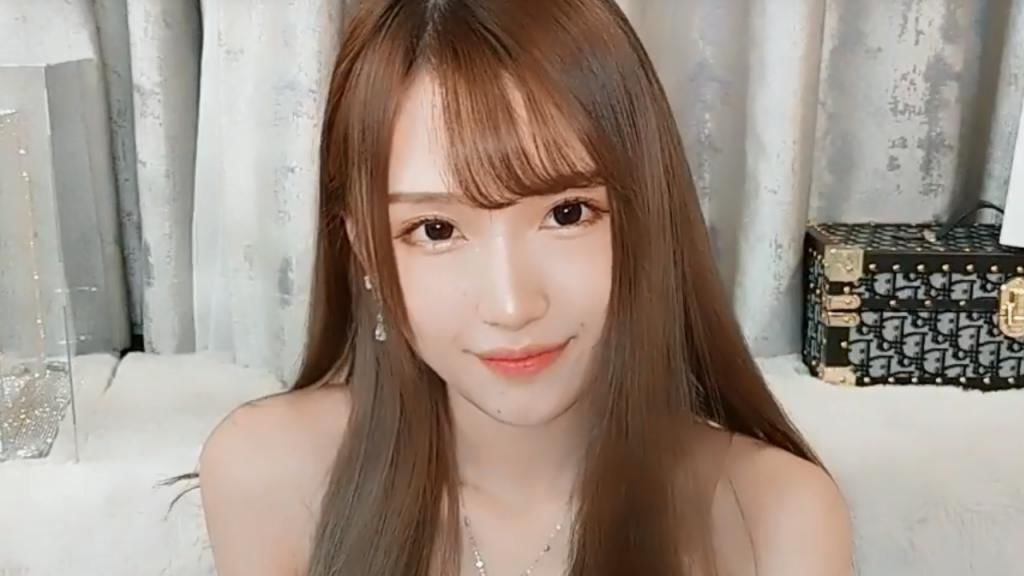 现实生活里|腐团儿约见榜一大哥露出价值79W长腿,却被这点抢镜,反复欣赏,网友愣住