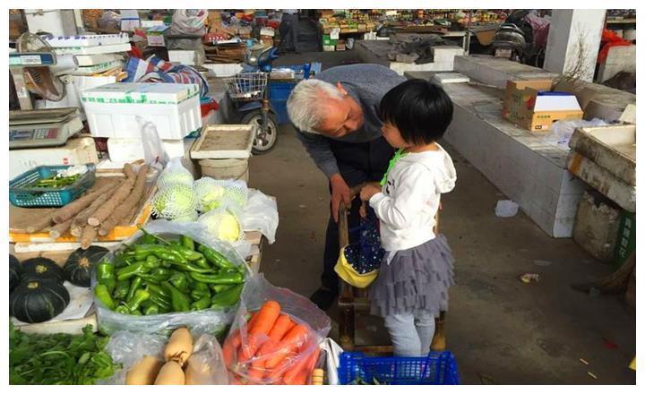 小女孩儿|小女孩每次都用假钱去买菜,摊主从未揭穿,突然收到她真钱泪目了!