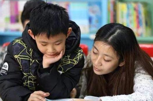 小区|宝妈深夜辅导作业很“扰民”,孩子一个人写作业,全小区接受教育