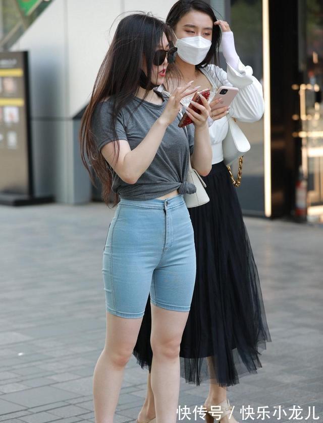 瑜伽裤 搭配淡色的修身半袖,衣服掖在牛仔裤子里面,烘托身体比例