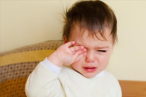 大脑|宝宝太难哄睡?家长不妨多给孩子抚摸3个部位,娃睡得香更聪明