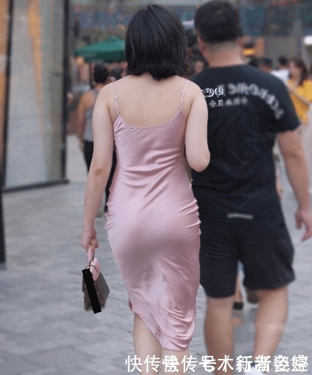 路人街拍,小姐姐的唇彩暗红引人遐想,很是性感