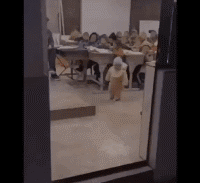 |搞笑GIF:老师不好意思,走错教室了!