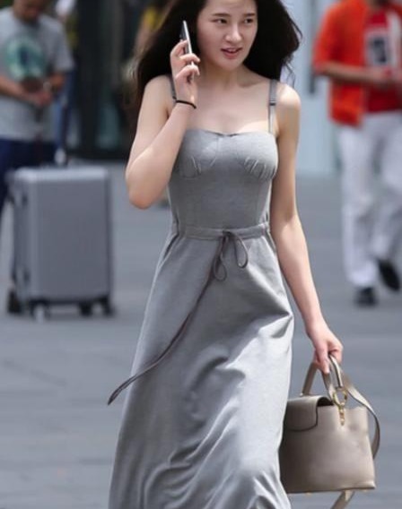小姐姐 时尚性感“大”美女,“有料”身材搭吊带裙穿上街,今天风很大啊