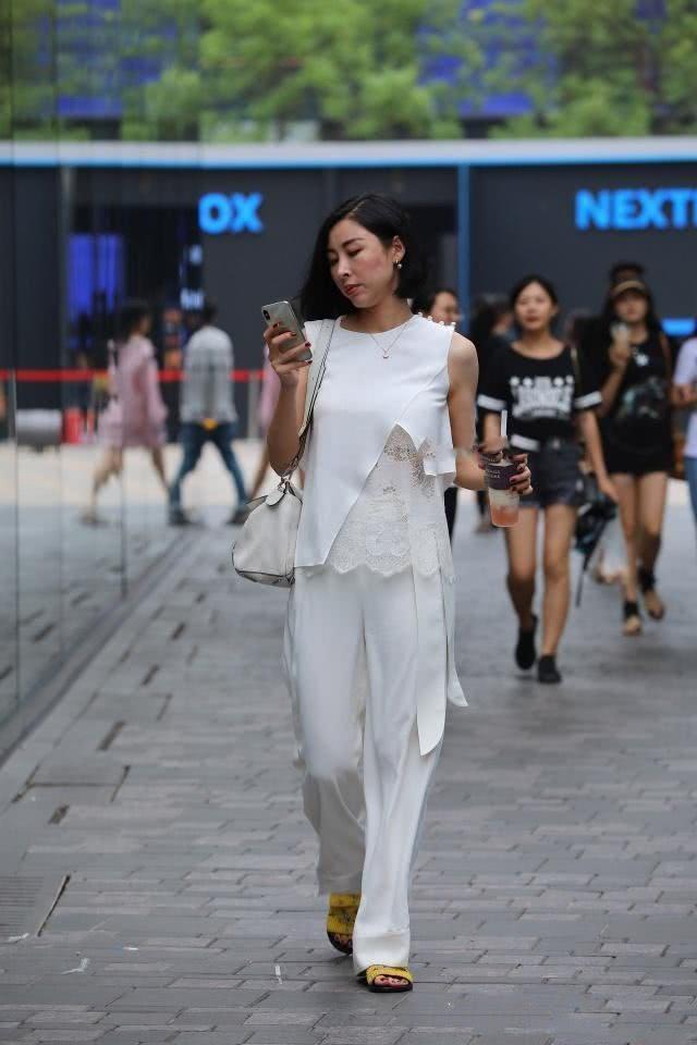 街拍：小姐姐绿色上衣搭配浅色牛仔裤，休闲搭配很显优雅身姿