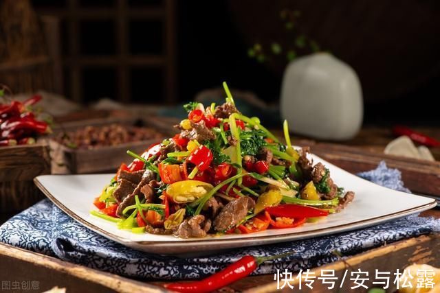 超下饭的泡椒炒牛肉，鲜嫩可口吃过难忘，辣到过瘾香到口水横流