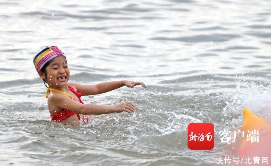 现场直击！海口市民游客假日海滩花式“洗龙水”|组图 | 记者