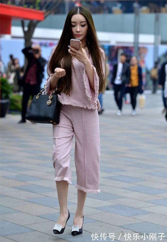 u领 披肩秀发的一字肩打底裤美女,风格多样又舒适耐看