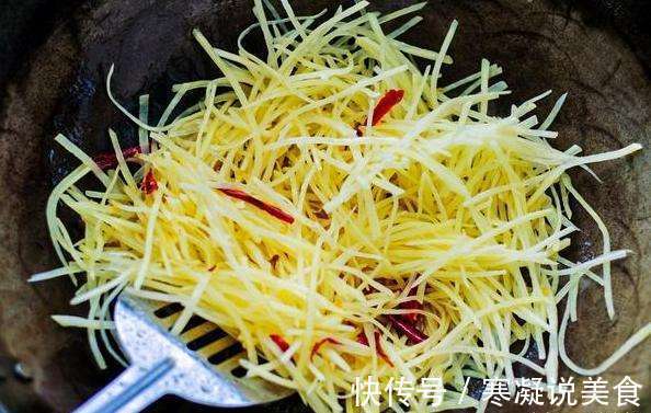 61年大厨炒土豆丝时,牢记3个技巧,土豆丝不粘锅,脆嫩入味