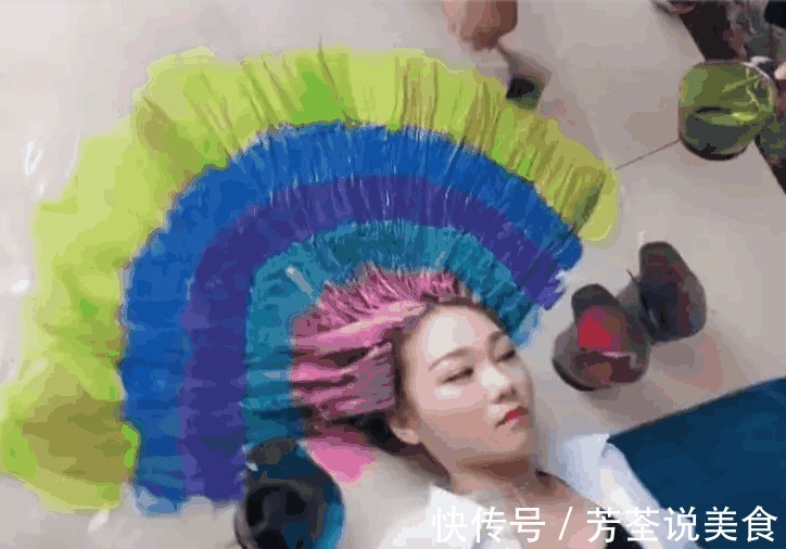 塑料膜 理发师用“绝活”给美女染发, 过程很奇葩,效果却出奇的好