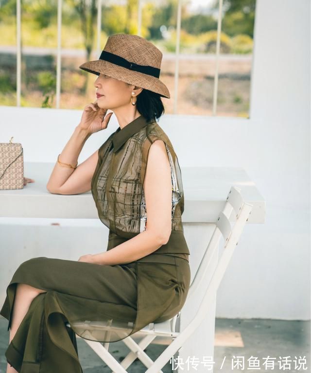 紫裙|赌王四太越老越时髦，穿紫裙配皮草优雅高级，阔太太也是洋气人