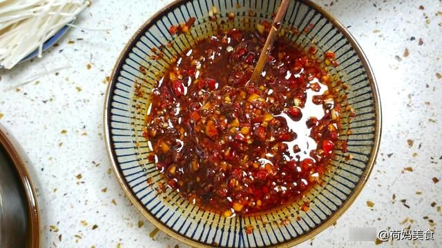 降温了，在家秘制一锅鱼头煲，鲜香入味又下饭，上桌夫妻俩抢着吃