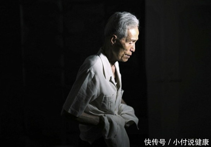 老年人|45岁之后,身上出现4种表现,骨头或许已经“酥脆”