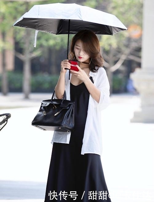 连衣裙|街拍:美女穿粉色紧身连衣裙,展现凹凸有致的身材,风韵迷人