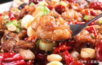 一日被家长带去宴席，席上一菜，唤作干锅酱滋味牛蛙，嫩滑又入味