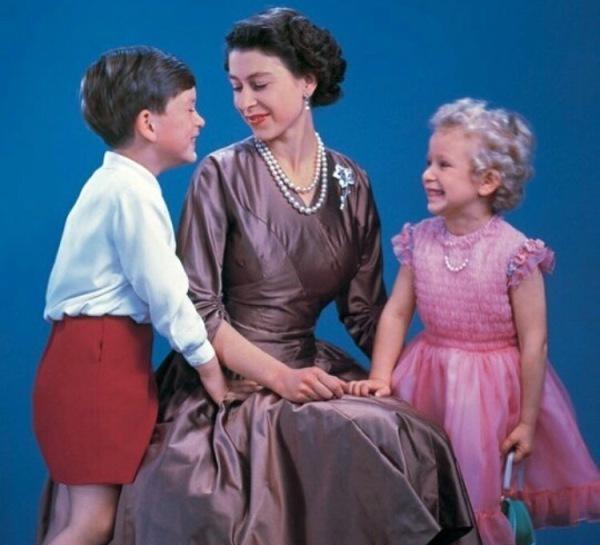 威廉|有妈的孩子像块宝:70岁查尔斯看球睡着,92岁女王微笑不忍叫醒他