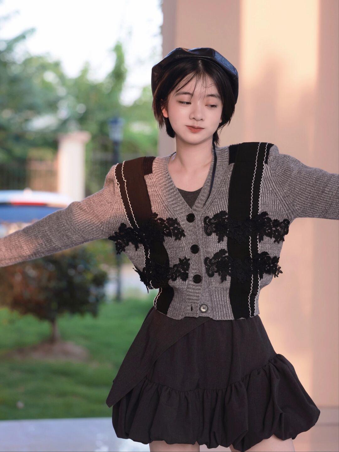 秋天|秋天也可以把裙子穿得很美,蓝色针织衫搭配吊带裙,气质又优雅